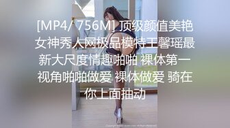 漂亮美女 牛仔裤开破洞 撅着屁屁被大鸡吧无套爆菊花 这么粉嫩的无毛鲍鱼都操腻了 内射