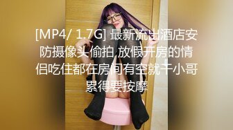 极品半老徐娘性感比基尼，如狼似虎韵味十足轻熟女和炮友无套啪啪做爱，手持镜头深喉吃鸡，操到内射，特写逼逼