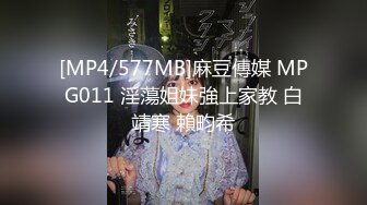 现在的学生啊就是胆子大爱新鲜刺激，商店试衣间女友蹲下口交大鸡鸡，外面还在喊着‘试衣服排队啊’！