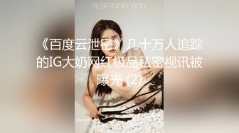 两个制服黑丝美女同事到家里安排工作，身材丰腴挑逗欲望，全搞上狠操