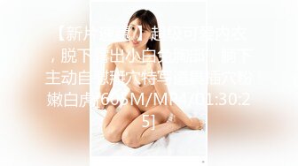 很火的家庭摄像头，美艳少妇和闺女睡觉，闺女很安静，少妇似梦游地脱掉衣服开始揉逼，大腿劈开裸睡！