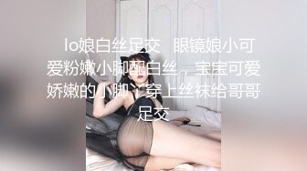 客厅还有人在想操逼了就迫不及的拔下小骚货的丝袜开干了 按到在床上抽插一番刺激异常