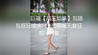 奔驰哥几万泡到的学生妹约到家中啪啪，浴室开始口交后入不过瘾，床上再来干一番