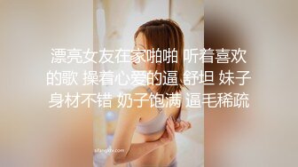 在工作时不经意露出了大吊,搞得小骚货控制不住跪舔起来