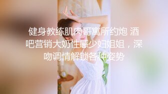 在自己家里，与贫乳姑娘独处，无意间看到她的咪咪，胯下肉棒禁不住勃起