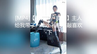 年轻的美女销售被两位变态客户下Y迷翻❤️多角度各种姿势被爆插