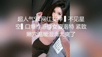 邪恶的房东暗藏摄像头偷窥身材苗条的少妇洗澡