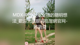 我把风骚女上司摁倒在办公桌上