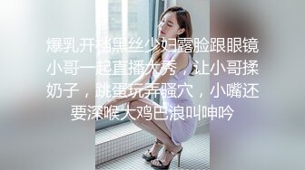 长相清纯金发卡伊萝莉萌妹自慰诱惑，逼逼无毛粉嫩不穿内裤，掰穴震动棒摩擦抽插，近距离特写棒子进进出出