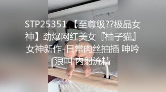 [MP4/ 1.57G] 颜值不错的风骚女模特，大辫子漏出骚奶子诱惑狼友跟两位大哥激情3P