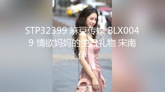 [MP4/ 929M] 游客搞熟女技师，按摩师摸摸搞搞，扒下内裤吸奶扣穴，扶着按摩床后入，胖哥搞舒服了