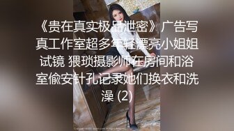 女友第一次用肛塞，小白兔被操得淫水直流