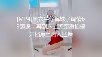 《极品CP魔手外购》色胆包天坑神潜入某公司女厕独占坑位隔板缝中现场实拍多位小姐姐方便，排前在拍后逼脸同框，有好比