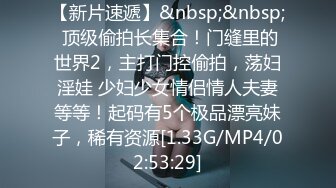 小情侣为求刺激 在公共卫生间吃鸡啪啪 妹子不敢叫 表情很享受 逼毛茂密