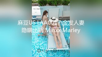 KTV厕所偷拍喝醉的美女趴在马桶上吐 来个捡尸的屌丝男把她内裤脱了想上她