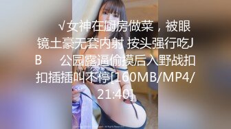 漂亮美女吃鸡啪啪 撅着屁屁被无套后入 操的很舒坦颜射吃精