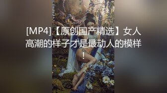 萝莉美眉 趴下 屁股翘起来 身材娇小 小娇乳 无毛粉穴 被大鸡吧无套输出