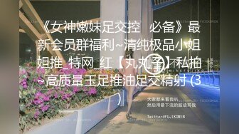 长着肥厚阴唇的丝袜高跟酒店大堂经理尿尿时喜欢拨弄自己的逼毛