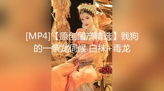 偷拍极品女生如厕，来姨妈了，居然还闻一闻姨妈巾