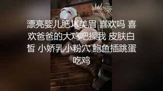 两个勇猛小伙轮战风韵犹存旗袍美骚妇，骚货性欲强也败倒两小伙爆操下