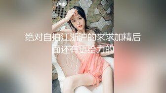 身材苗条追风少女，路上见到正好尾随她一起上厕所，拍下了她奇怪的阴穴，紧张啊!