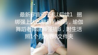 贵在真实，海滩游泳场女士简易淋浴棚偸拍多位妹子换衣，苗条美少女懂得保养往身上涂防晒霜2