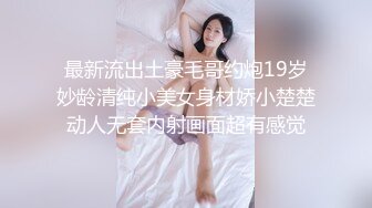 欲望强烈的黑丝兔女郎少妇露脸一个人跟狼友发骚，自己舔奶头抠逼逼，掰开骚穴给狼友看，各种骚浪动作不断