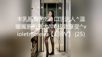 家里诱人的小骚妻全程露脸跟大哥激情啪啪，把大哥的鸡巴舔硬让大哥抱着草，吃奶子玩逼叫声淫荡，无套内射