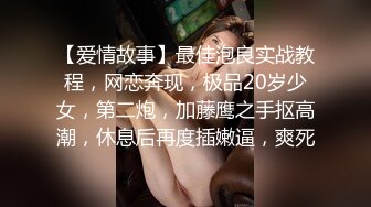 又是羡慕大爷的一天！欧美大爷一个人享用两位极品美女 坐在沙发上两个骚逼轮流插入！