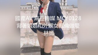 【新片速遞】骚妈带着两个女儿一起大秀直播，全程露脸好刺激，黑丝情趣装诱惑，吃奶舔逼AV棒自慰骚穴，嫩的出水还没毛[259MB/MP4/37:08]