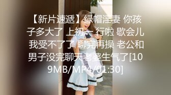 《极品CP魔手外购》坑神潜入某单位女厕隔板缝中实拍超多小姐姐方便，赤裸裸逼脸同框，妹子对着镜头看半天都没发现异常 (1)