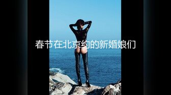 办公楼女厕全景偷拍极品黑丝妹⭐玩手机尿尿两片黑木耳不停流尿