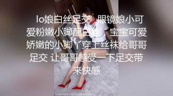 穿睡裙的漂亮妹子趴在鸡巴边不停吸允玩弄，这白白嫩嫩的丰腴身材一看就有做爱的冲动，狠狠压上去摩擦抽插