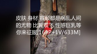 商场TP蹲着挑选商品的黑色上衣妹子奶子