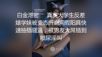 在卫生间偷偷摸摸劫持一个大美女