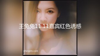 黑丝情趣女孩道具口交