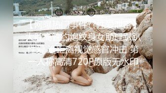 让女友穿上性感道具先打后干，女友很听话，舔完鸡巴就插屁眼女友疼的直叫