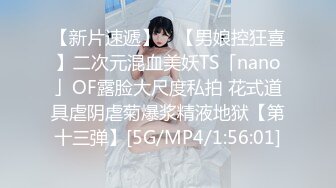 白领工装美女厨房露奶奶