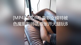 《极品CP魔手外购》潜入女厕赤裸裸拍脸拍逼各种美女小姐姐方便~有惊喜小妹子看黄片疯狂紫薇这手法没少自己玩 (1)