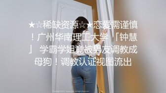 ❤️女神淫乱❤️绝世小淫货 上次两个男的不够爽 四个五个给安排上 戴上眼罩 给她一个惊喜 手里拿两个肉棒 嘴里逼里全塞满