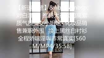 衣料比较少的白衣美女坐在沙发上就让人看的口干舌燥