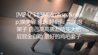 360摄像头情趣酒店红心圆床偷拍微胖哥和眼镜女友开房妹子外表斯文脱光就变得狂野了