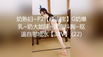 [MP4/ 989M] 长发美女在沙发上就很骚了，很有韵味气质美少妇，聊聊天调调情再开操