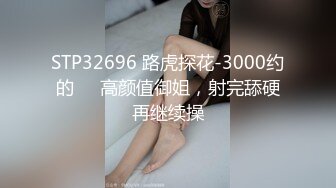 人妻美少妇全程露脸黑丝诱惑伺候3个小哥的大鸡巴，揉奶玩逼淫声荡语各种抽插，无套蹂躏射在小嘴里精彩刺激