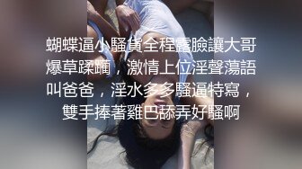 00后小美女就是娇嫩可人，穿着宽大T恤坐在腿上