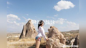 [MP4/ 3.62G] 幸福老哥双飞00后嫩妹一线天极品美穴，情趣肚兜大白美乳，轮流骑上来抽插