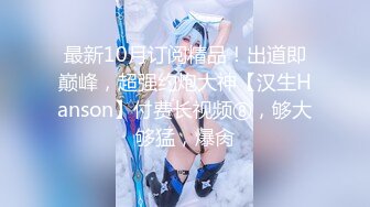 可爱系美少女【小晶晶】一脸呆萌卡哇伊，撩起小背心贫乳，揉搓小穴狂喷水，假屌深插娇喘