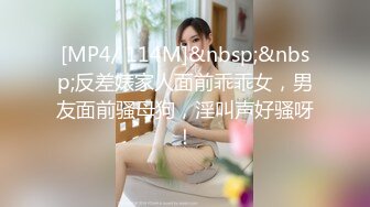 长长的大白腿，典型的北方大美女，美丽大方形容的就是她吧，小伙子太激动搞得太激烈，搞得套都滑进女神的B内