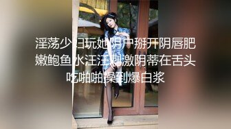 大哥的小女人露脸颜值不错，非常乖巧听话让大哥扒光了玩弄，先舔乳头再舔鸡巴和蛋蛋，无套抽插直接内射