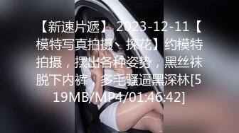 E罩杯巨乳少妇，一对豪乳呼之欲出，骚穴想被操，情趣内衣抖奶，从下往上视角，假屌插穴